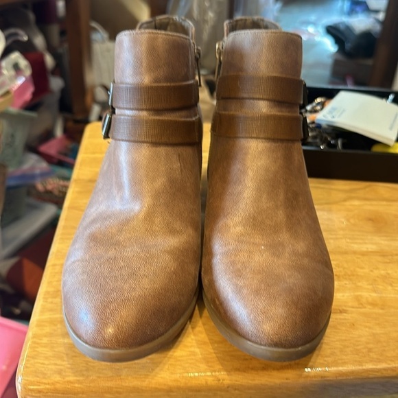 Relativity tan ankle boots an excellent used condition very lightly used. size 8 - Picture 2 of 8